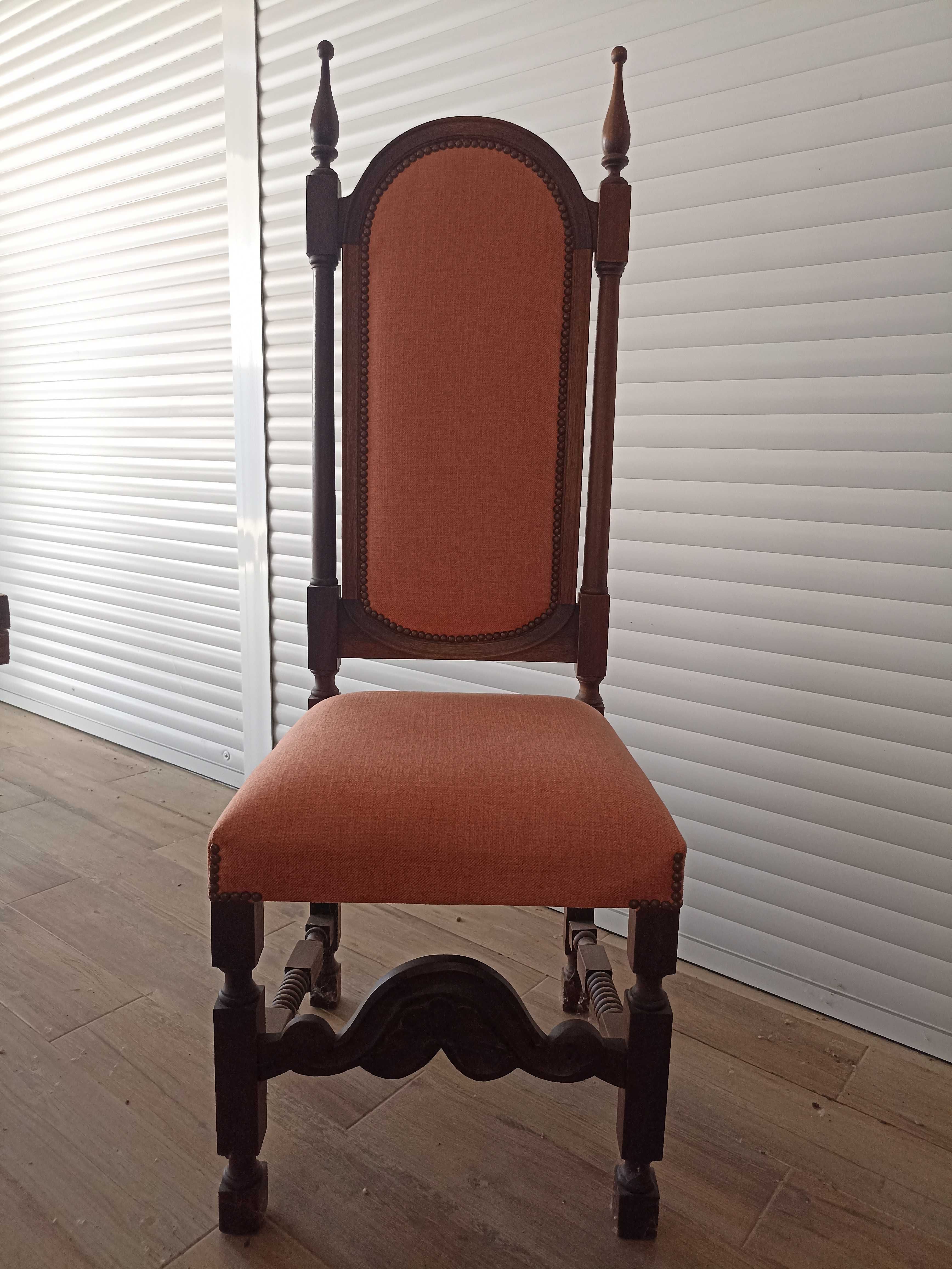 Mesa antiga e cadeiras estilo colonial