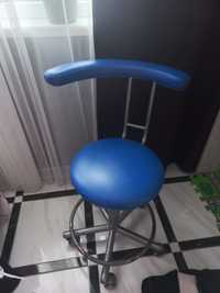 Поворотний стілець