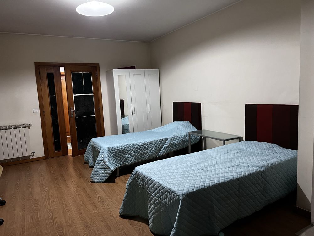 Quarto duplo para arrendar a rapazes estudantes.