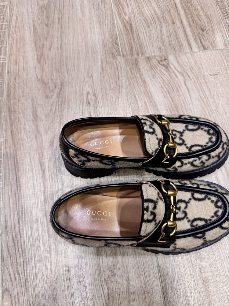 Лоферы Gucci.