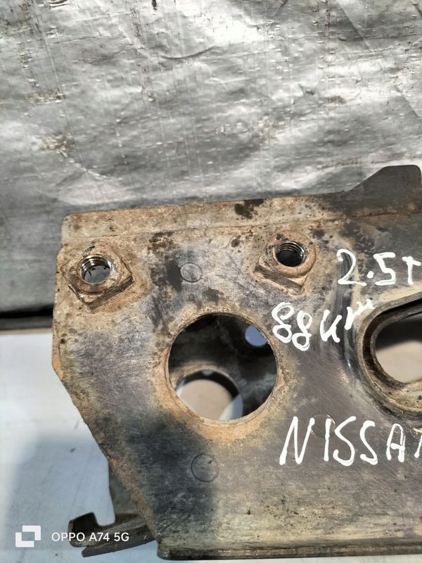 Śruba Mocująca Wahacz Lewy Przód Nissan Interstar 2.5dci A