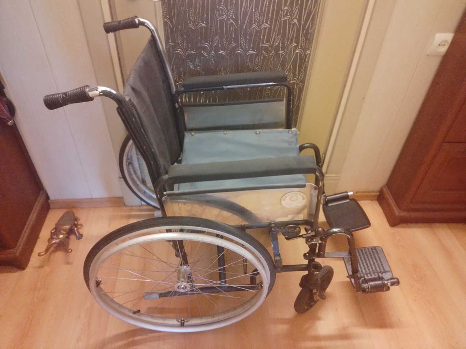 Инвалидная коляска складная  (44cм)