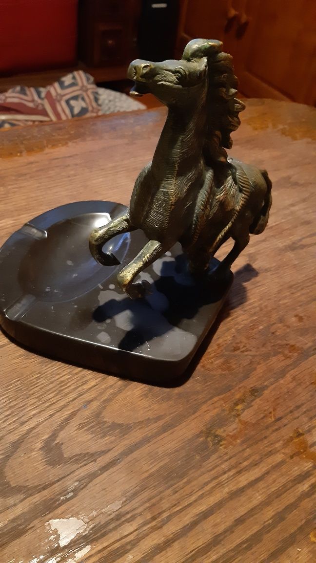Cinzeiro antigo  com cavalo em bronze