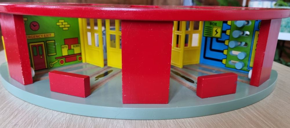 Zajezdnia dla pociągów.Parowozownia drewniana BigJigs Rail