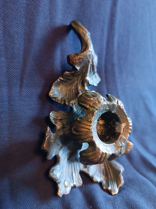 Metalowy świecznik w kształcie liścia metaloplastyka kaganek PRL