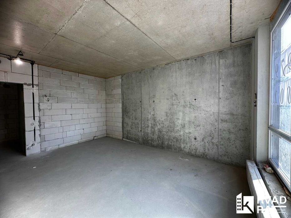 Здана двокімнатна квартира з чорновим ремонтом.