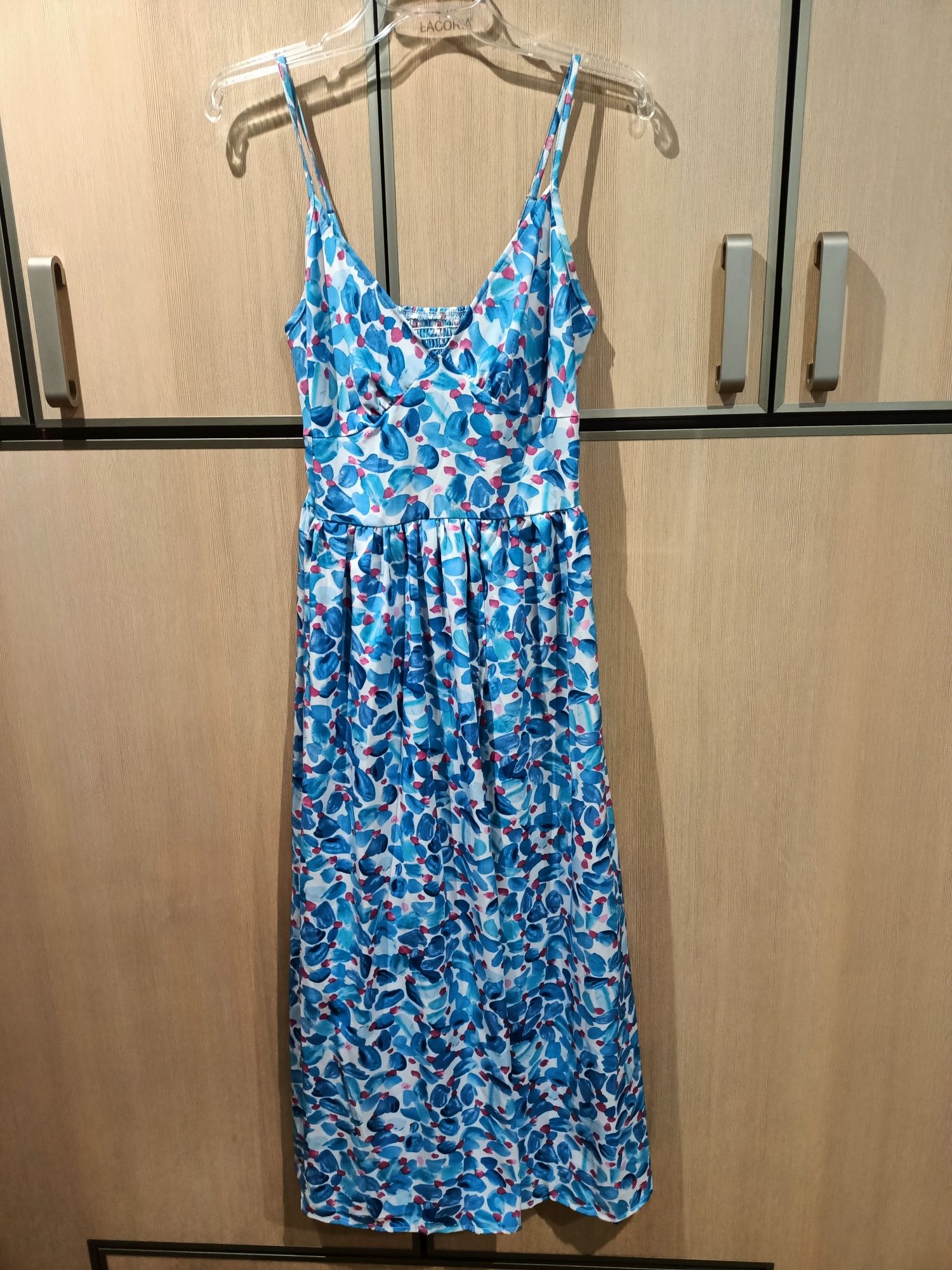 Letnia zwiewna niebieska sukienka
