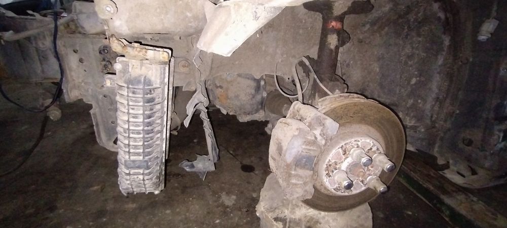 Продам мотор на Тойоту Авенсис на запчасти