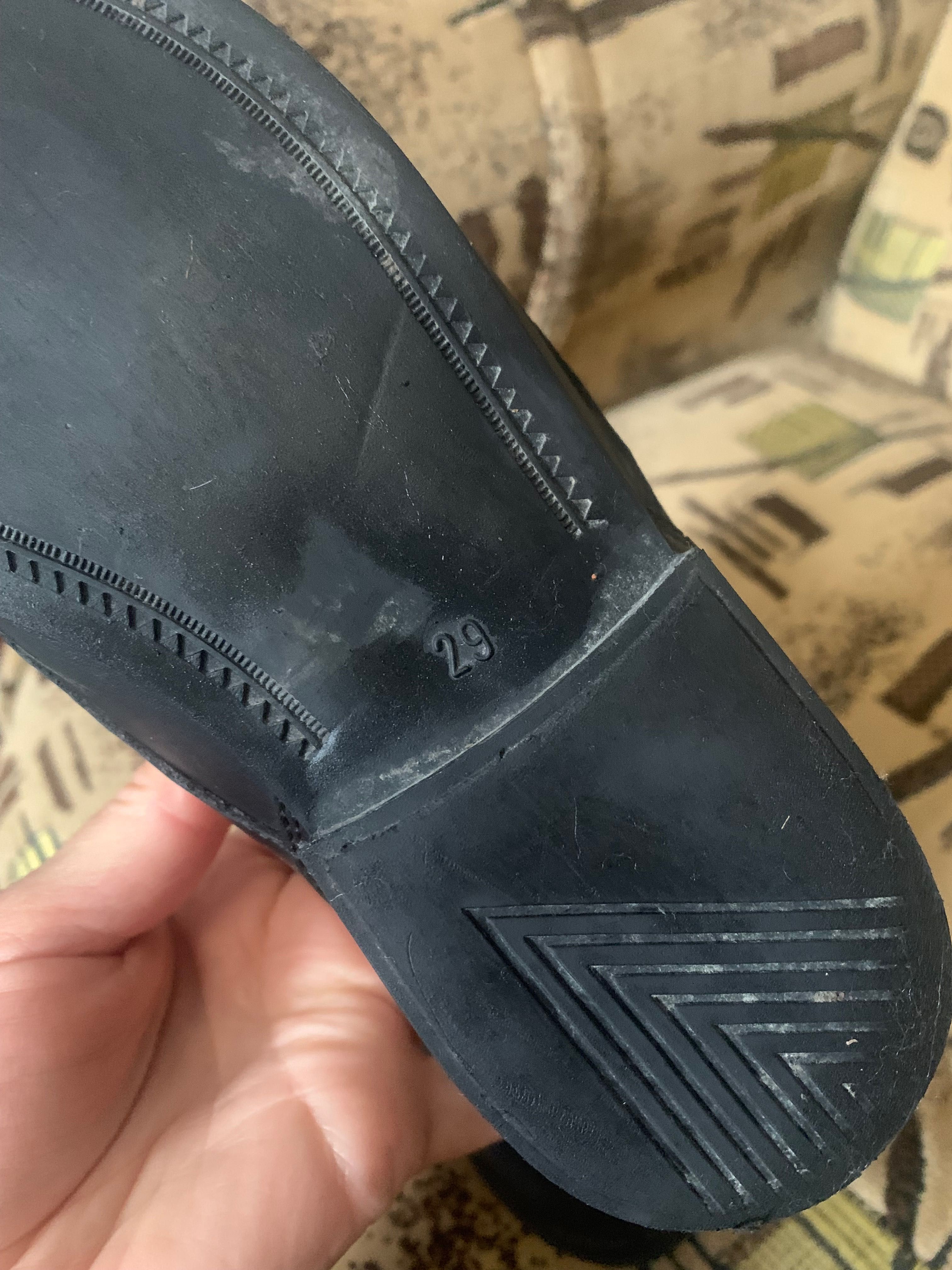 Дитяче взуття різне різних розмірів