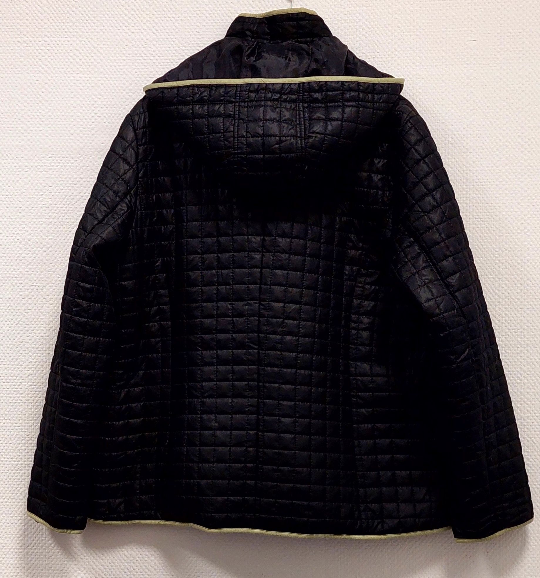 Jesienno-wiosenna czarna pikowana kurtka