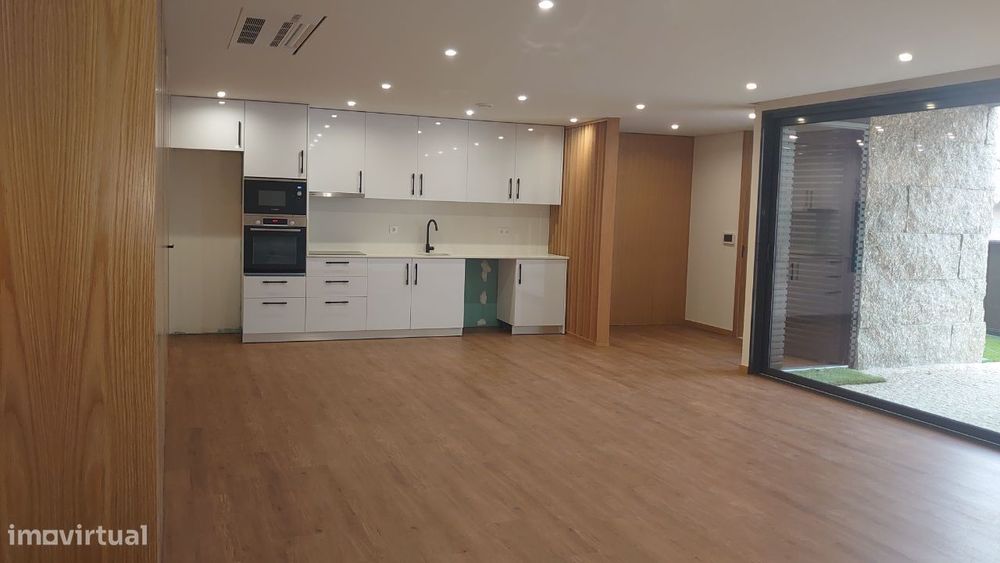 Vendo moradia nova T3 com arquitetura moderna junto a praia