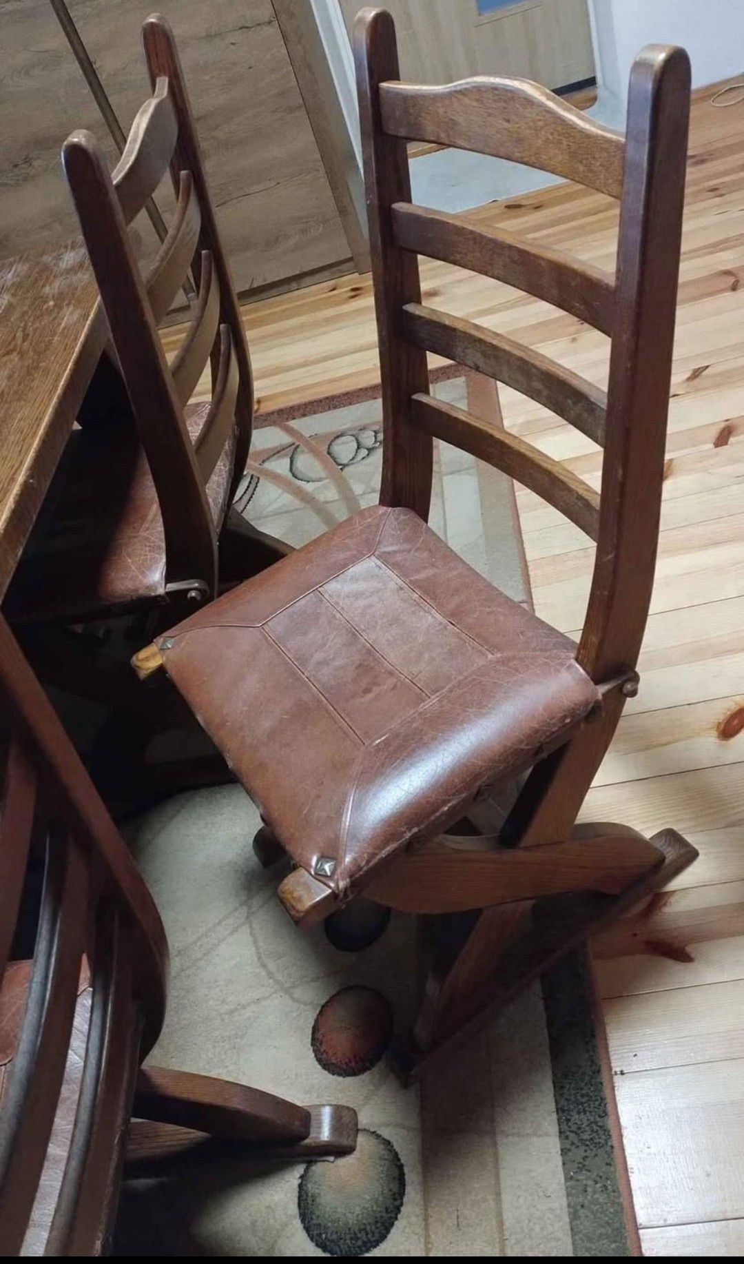 Sprzedam stół dębowy z krzesłami
