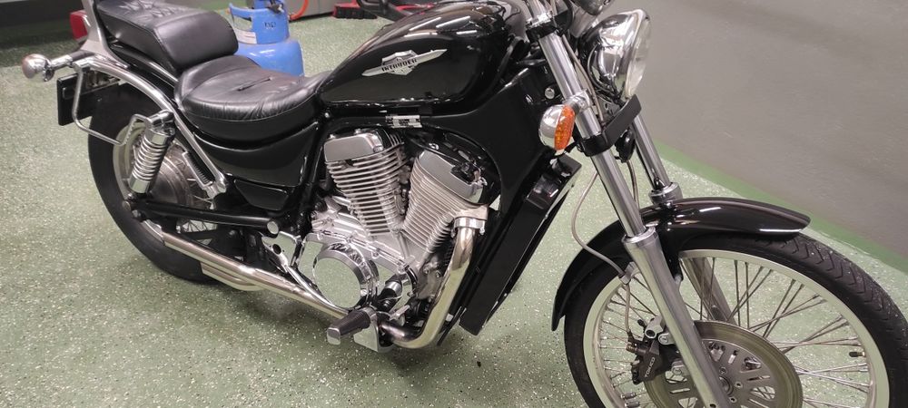 INTRUDER VS 800 96r. 30000km.
