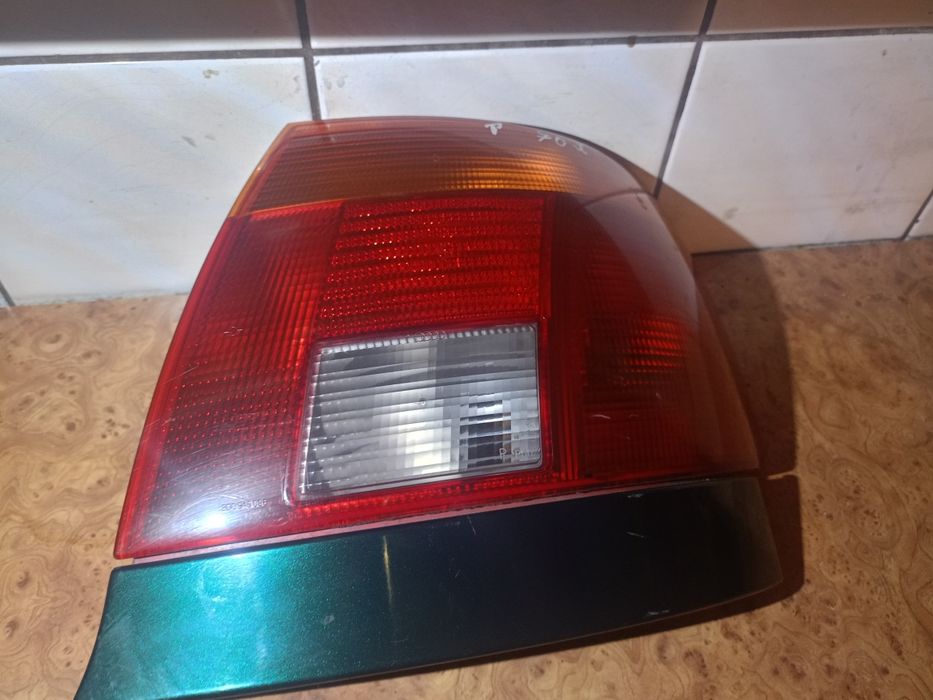 Lampa prawy tył audi a4 b5 sedan przed lift