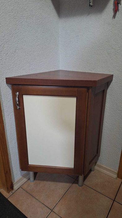 Szafka na nóżkach do przedpokoju lub kuchni
