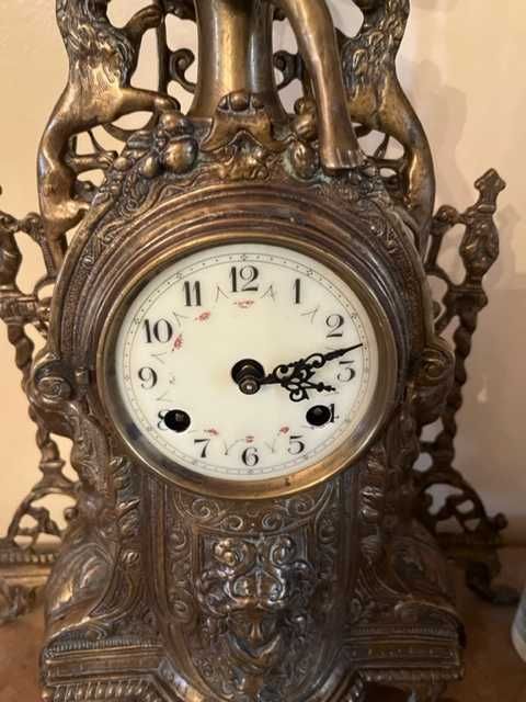 Relógio antigo em ferro fundido