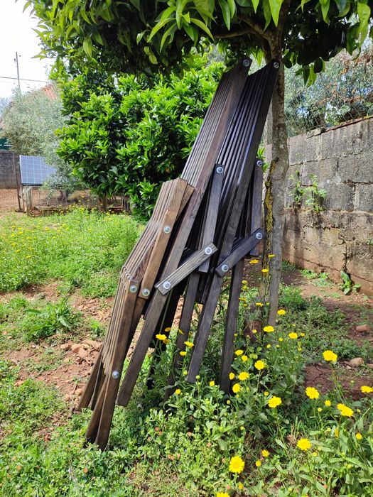 2 espreguiçadeiras e 1 mesa de apoio dobráveis