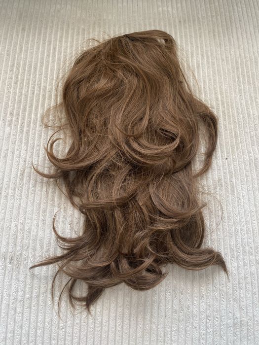 Doczepiana peruka włosy brązowe kręcone
