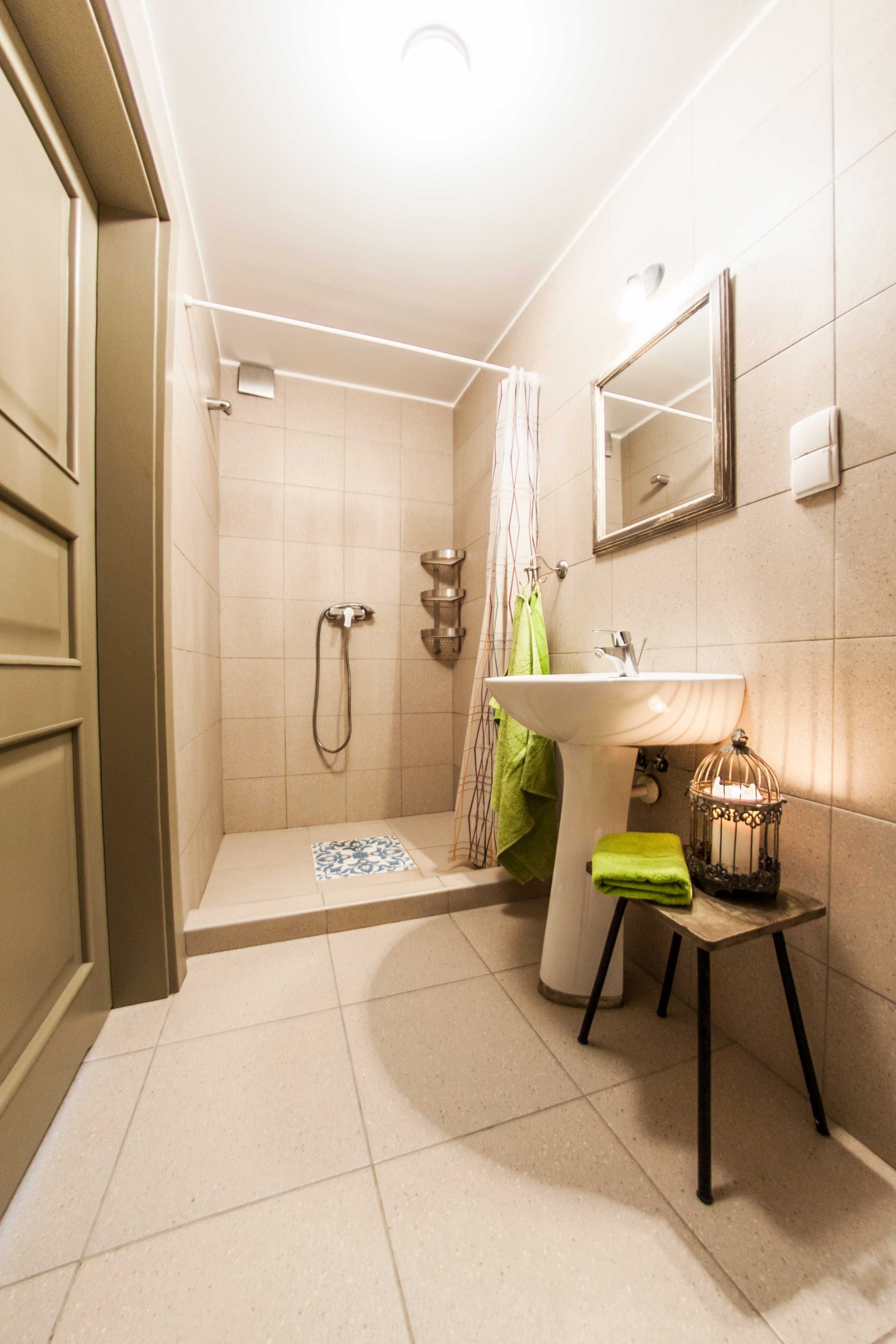 Pod grabami, pokoje z łazienkami i apartamenty,