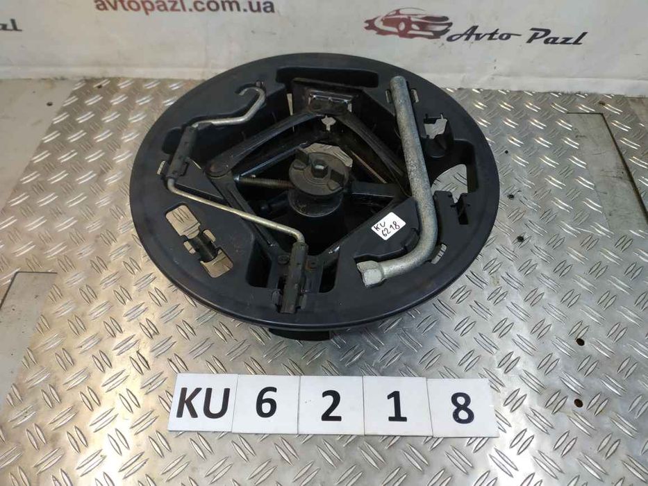 Fiat/Alfa/Lancia Punto 05- Ящик інструментів домкрат ключ KU6218 46796