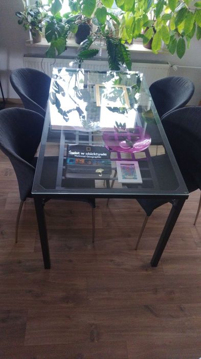 Stół metal szkło z tapicerowanymi krzesłami