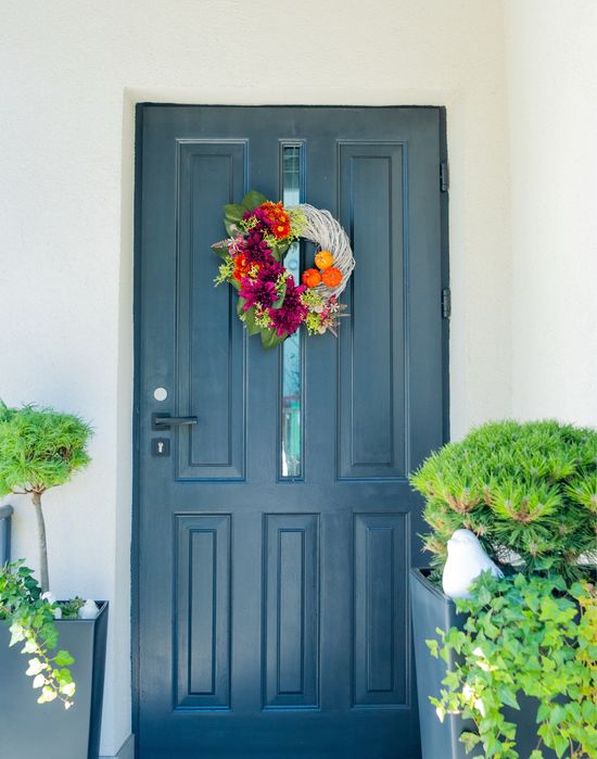 Jesienny wianek z chryzantemami i dyniami rękodzieło 45 cm