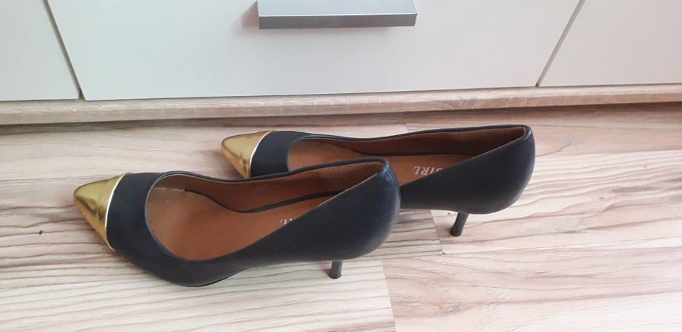 buty szpilki ze złotym czubkiem