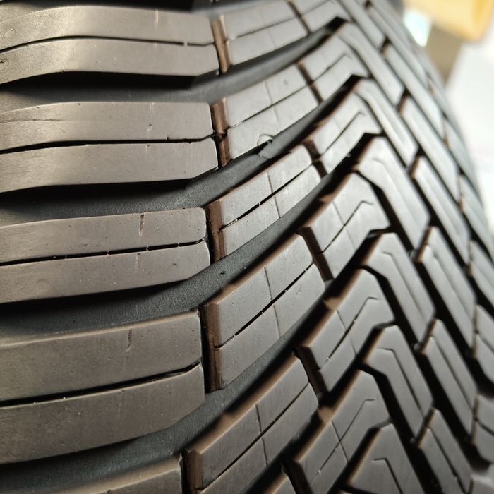 235/55/18 Sprzedam parę opon całorocznych Continental