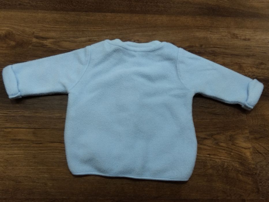 Bluza niemowlęca z polaru dla chłopca Miś z piłką R.56 jasnoniebieska
