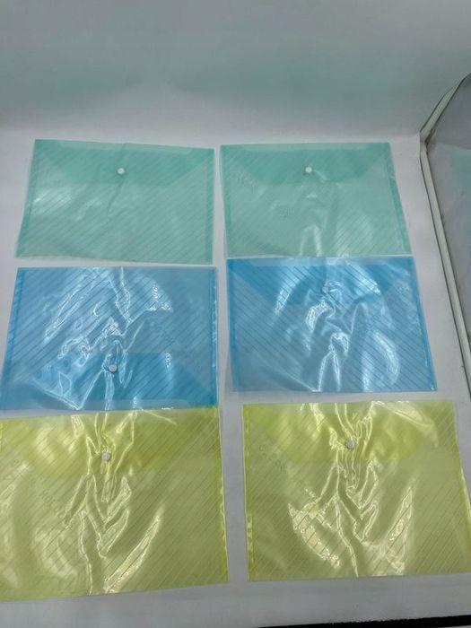 zestaw 10 kolorowych plastikowych teczek a4 z zatrzaskiem