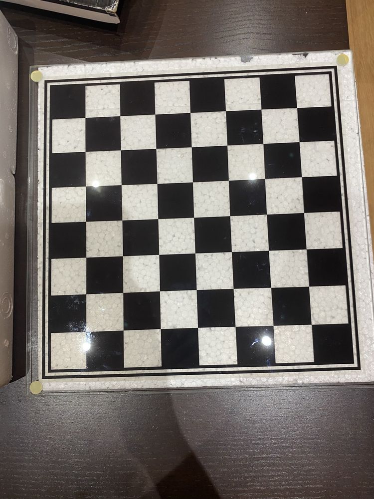 Jogo de Xadrez com copos.