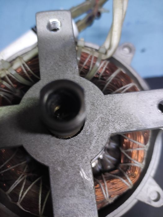 Мотор для газонокосарки.