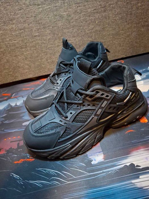 Взуття для жінок та чоловіків