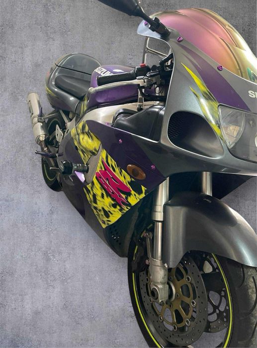 Vendo GSXR 750 impecável