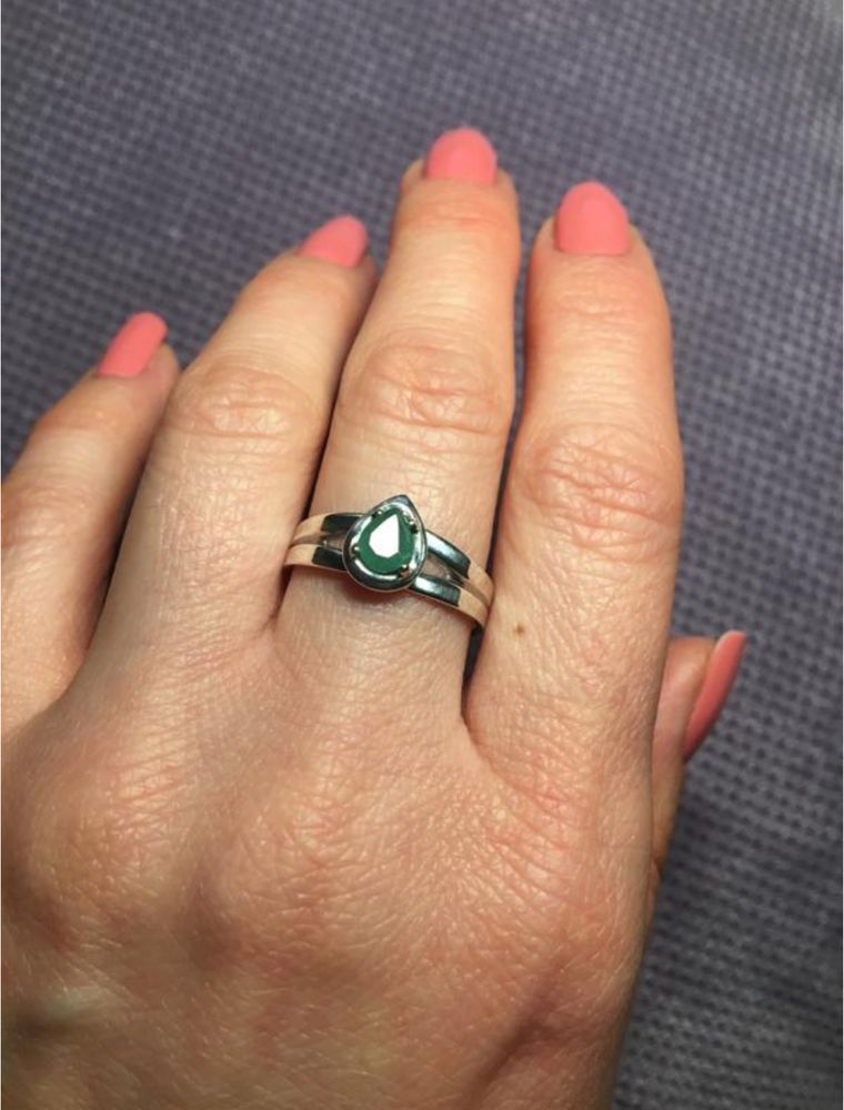 Серебряное кольцо с натуральным изумрудом
