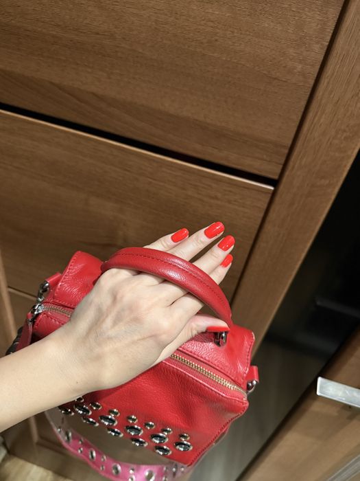 Червона шкіряна сумка