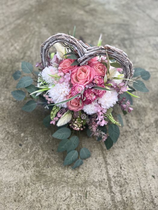 Kompzucja nagrobna, stroik na grób, kosz serce, róże, chryzantemy