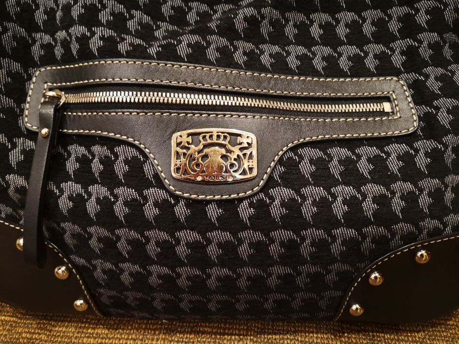 Carteira em fazenda e pele preta da marca Tous