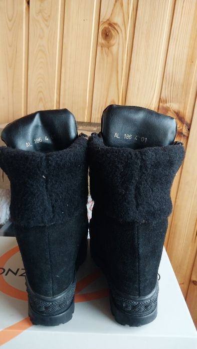 Продам женские зимние кожаные ботинки на танкетке Lonza