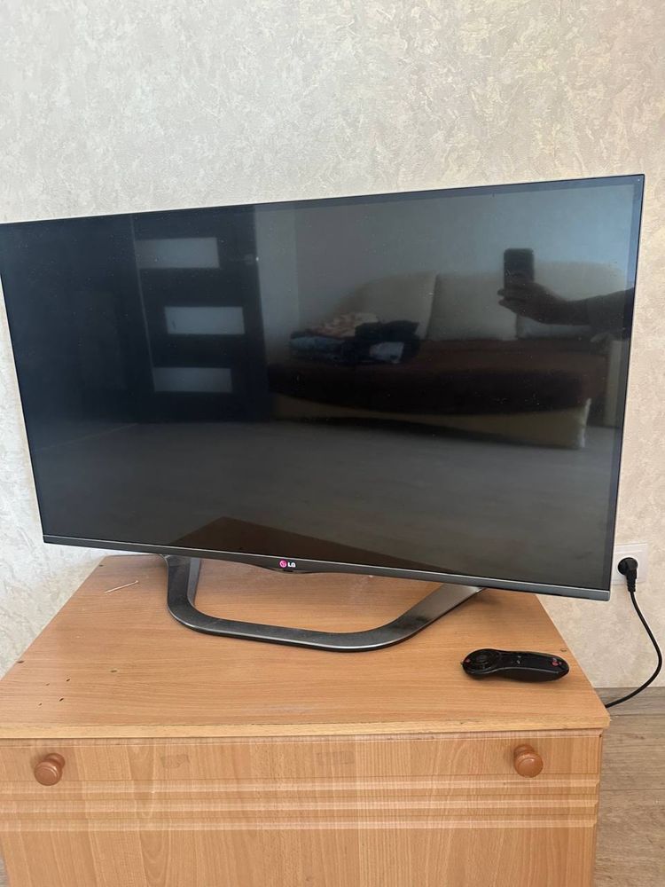 Телевизор LG 42LA690 V
