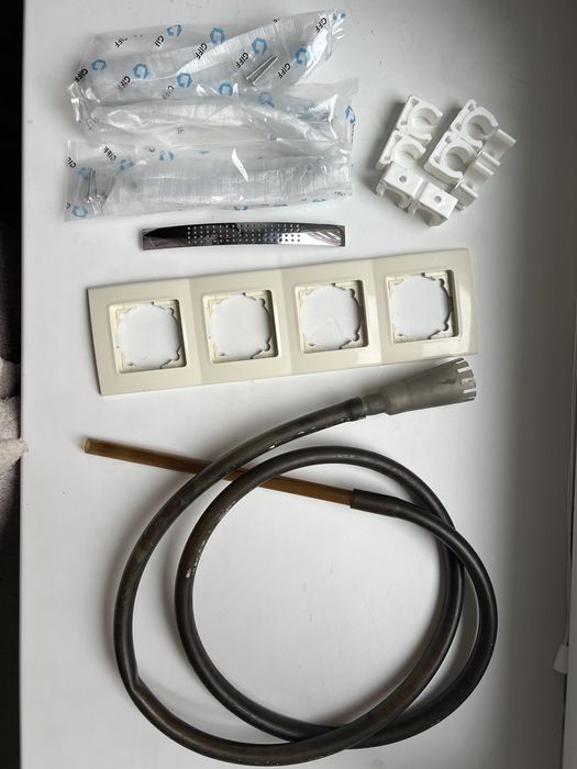 Кріплення для труб. Рамка Viko. Шланг. Насос