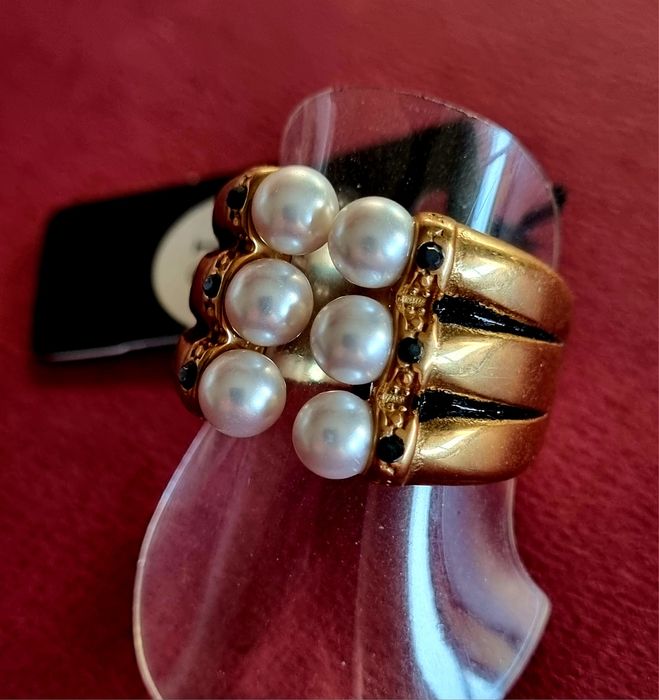 Anel dourado e preto, em aço, com 6 pérolas e 6 pedrinhas pretas. T18
