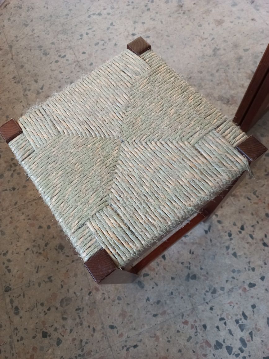Mesa extensível com 2 bancos