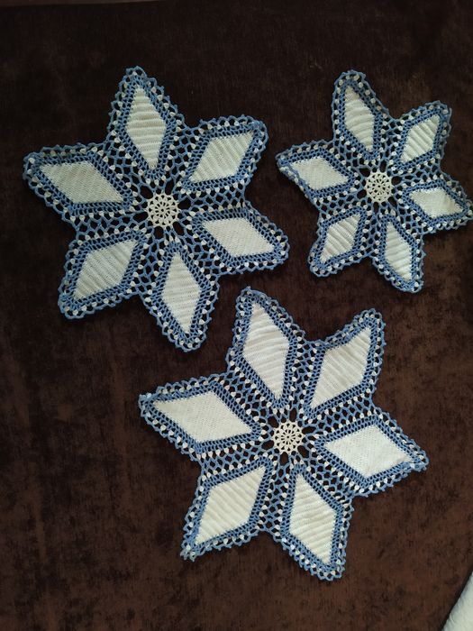 Conjunto de 3 naperons feitos à mão.
