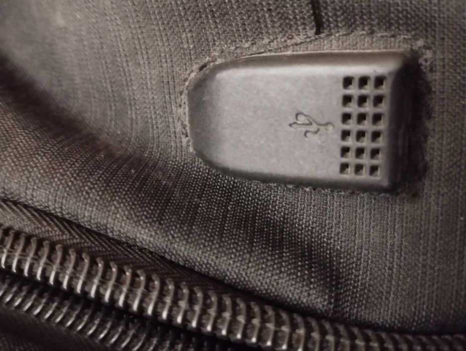 Рюкзак с відділом для зарядки