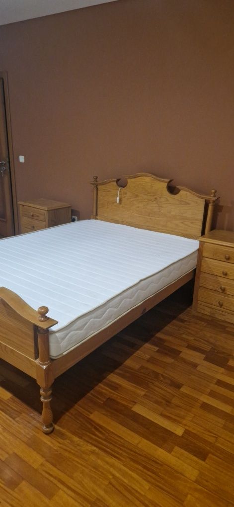 Cama de casal de madeira com 2 mesas de cabeceira (colchão não incluid