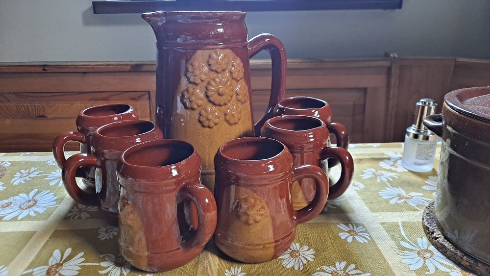 Gliniany, szkliwiony  dzbanek z kubkami  jak u babci