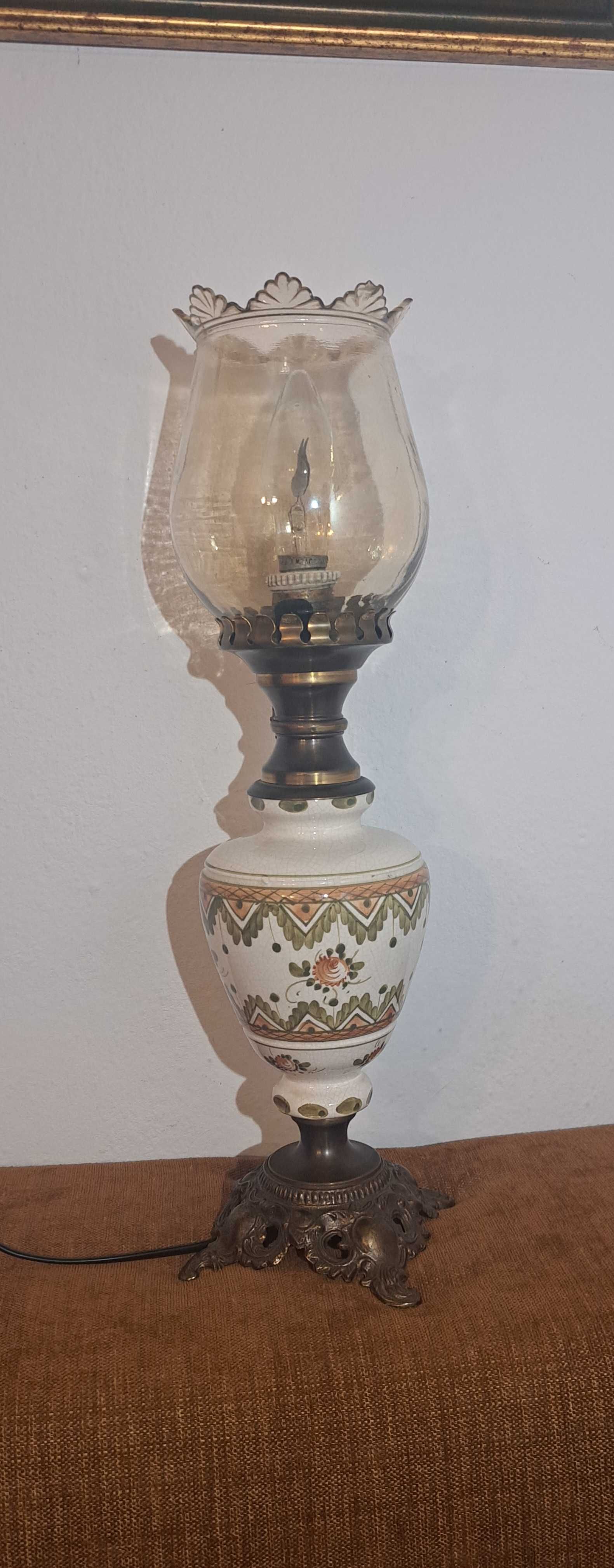 dwie mosiężno - porcelanowe wysokie lampy stylizowane na naftowe