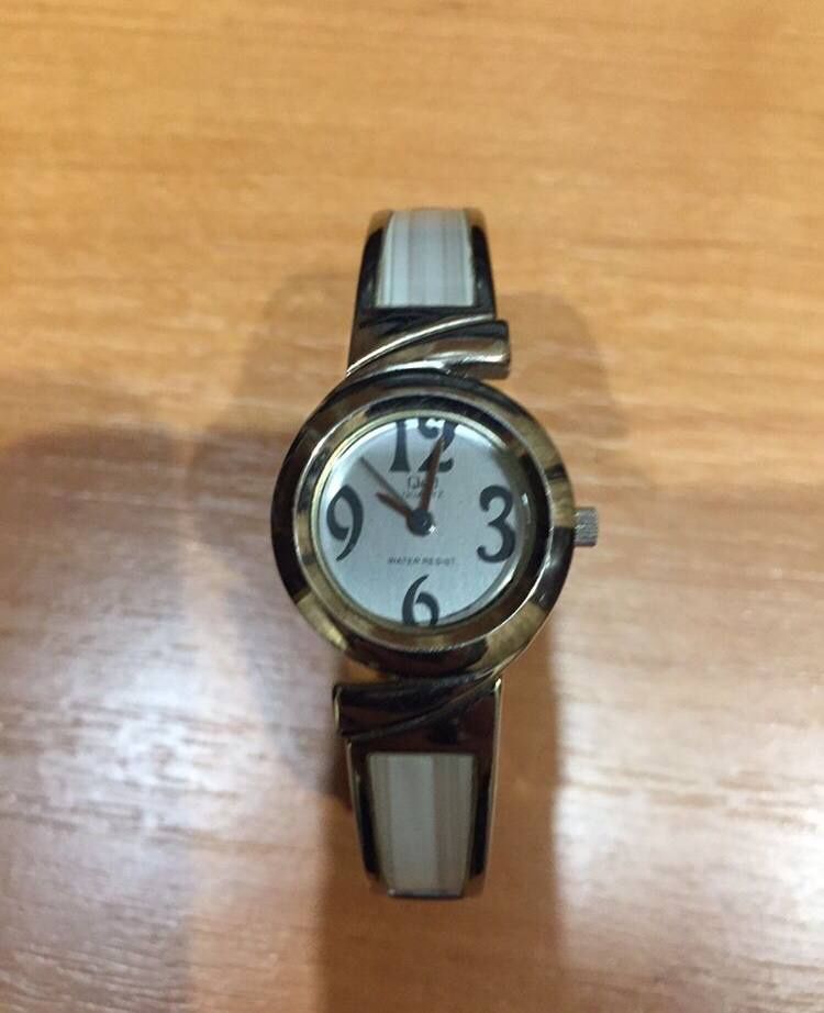 Продам женские часы.