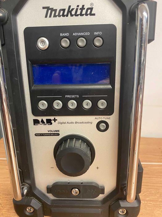 MAKITA radio DMR 110